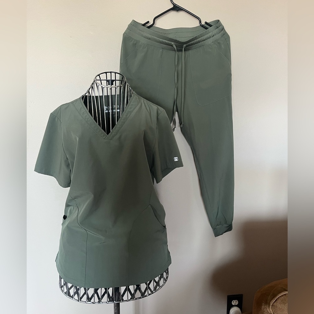 Maevn by matrix scrub set